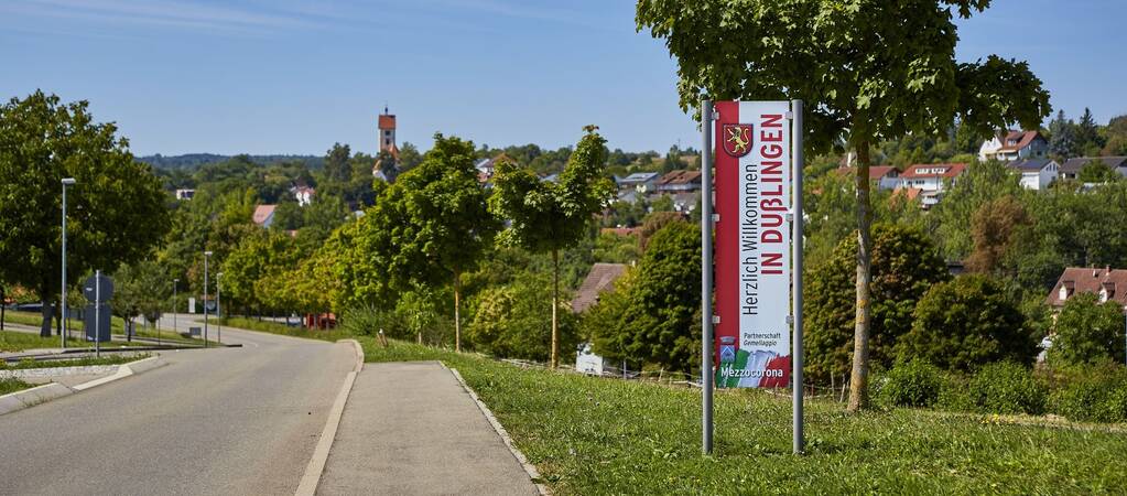 Das Willkommensschild neben einer Straße