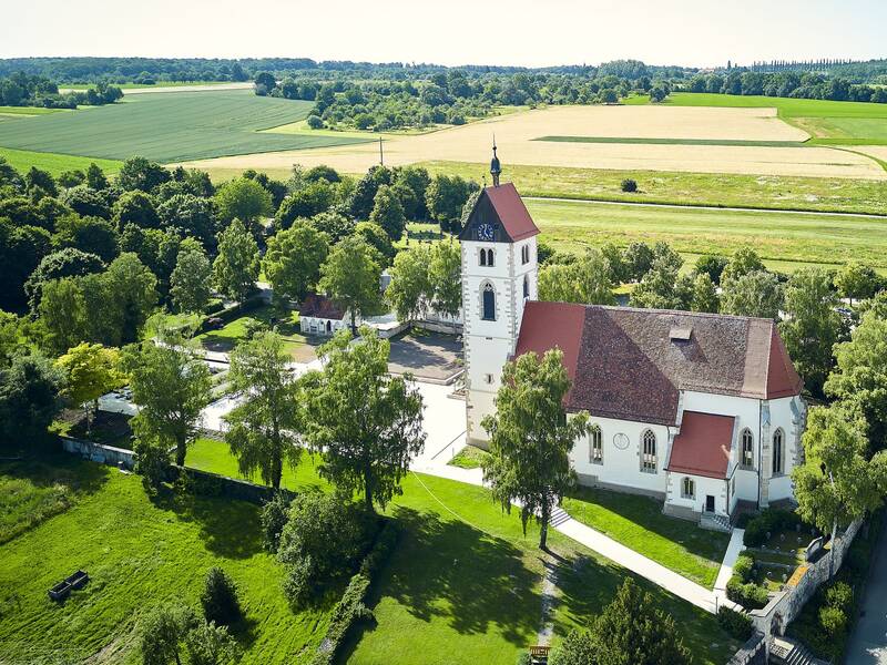 Der Blick auf die Kirche und den Friedhof