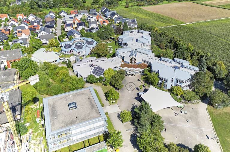Das Schulzentrum Steinlach-Wiesaz von oben mit der Baustelle zur Erweiterung des Schulzentrums