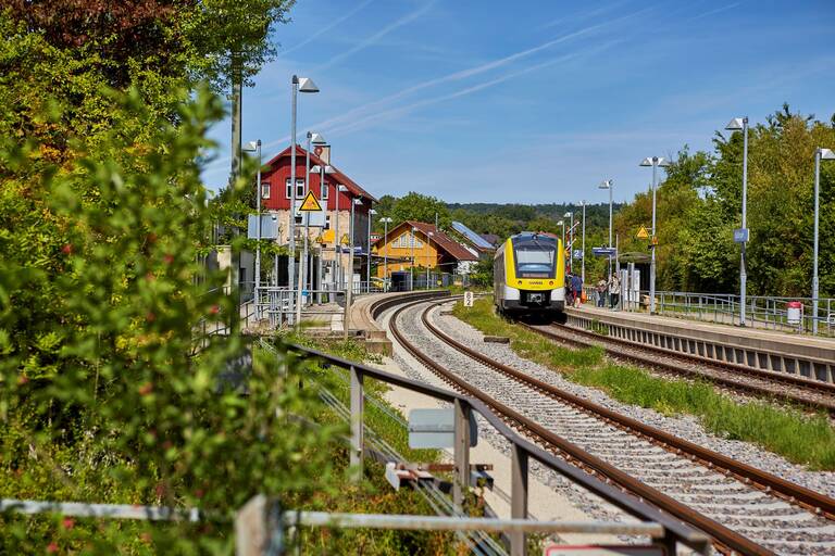 Ein einfahrender Zug am Bahnhof Dußlingen