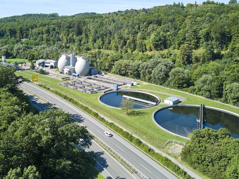 Der Blick auf die Kläranlage in Dußlingen nebenan die Bundesstraße 27